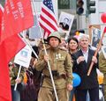 Росіяни в США продовжують служити культу пабєдобєсія. Зверніть увагу на мужика в гімнастерці та касці, та задайтесь питаннями: скільки йому років? Звідки в нього ці медальки часів тієї війни? Чи заслужив він їх носити?